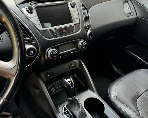 Белый Хендай их35, объемом двигателя 2 л и пробегом 108 тыс. км за 14299 $, фото 6 на Automoto.ua