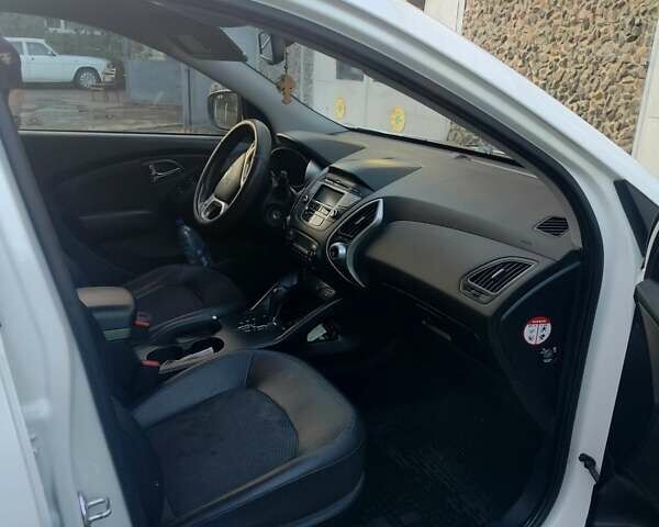 Белый Хендай их35, объемом двигателя 2 л и пробегом 190 тыс. км за 13300 $, фото 9 на Automoto.ua