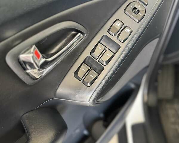 Білий Хендай іх35, об'ємом двигуна 1.7 л та пробігом 205 тис. км за 12500 $, фото 25 на Automoto.ua