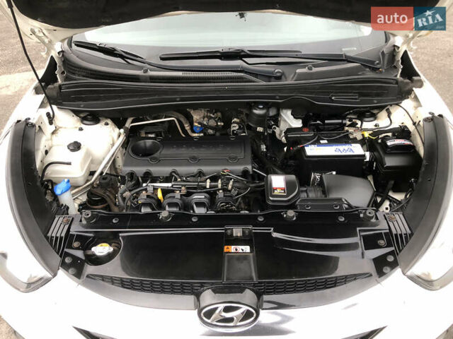 Белый Хендай их35, объемом двигателя 2 л и пробегом 120 тыс. км за 13500 $, фото 8 на Automoto.ua