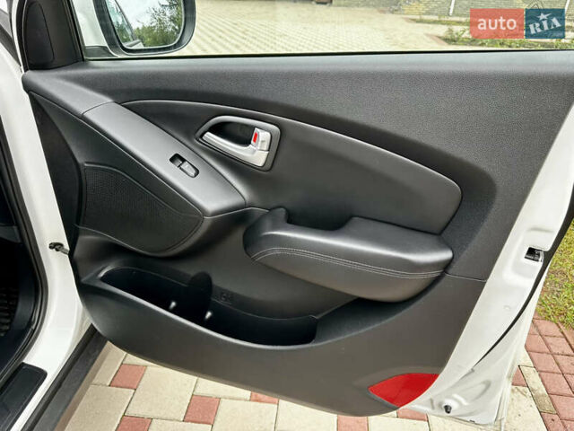 Білий Хендай іх35, об'ємом двигуна 2 л та пробігом 144 тис. км за 16000 $, фото 24 на Automoto.ua