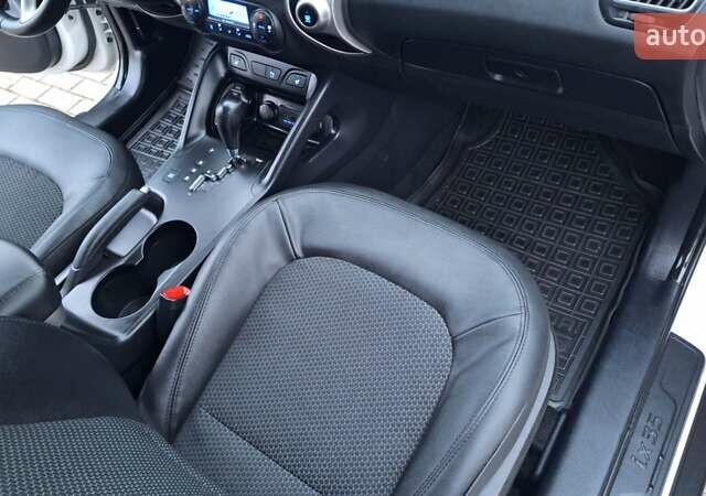 Білий Хендай іх35, об'ємом двигуна 2 л та пробігом 208 тис. км за 13999 $, фото 32 на Automoto.ua