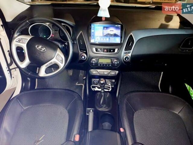 Білий Хендай іх35, об'ємом двигуна 1.69 л та пробігом 218 тис. км за 13800 $, фото 5 на Automoto.ua