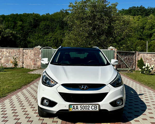 Білий Хендай іх35, об'ємом двигуна 2 л та пробігом 144 тис. км за 16000 $, фото 2 на Automoto.ua