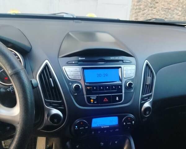 Белый Хендай их35, объемом двигателя 2 л и пробегом 190 тыс. км за 13300 $, фото 7 на Automoto.ua