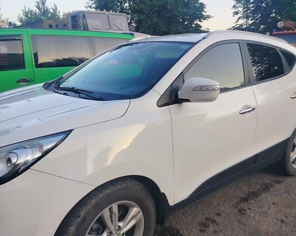 Белый Хендай их35, объемом двигателя 2 л и пробегом 190 тыс. км за 13300 $, фото 5 на Automoto.ua