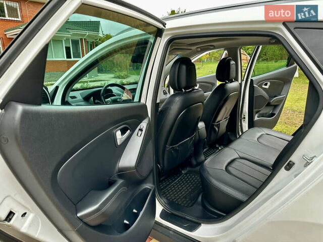 Білий Хендай іх35, об'ємом двигуна 2 л та пробігом 144 тис. км за 16000 $, фото 20 на Automoto.ua