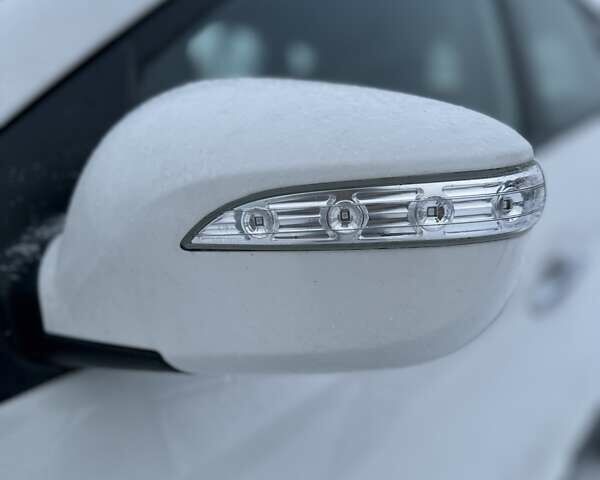 Белый Хендай их35, объемом двигателя 2 л и пробегом 236 тыс. км за 11700 $, фото 6 на Automoto.ua