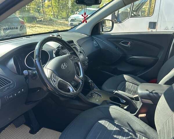 Білий Хендай іх35, об'ємом двигуна 2 л та пробігом 160 тис. км за 12500 $, фото 5 на Automoto.ua