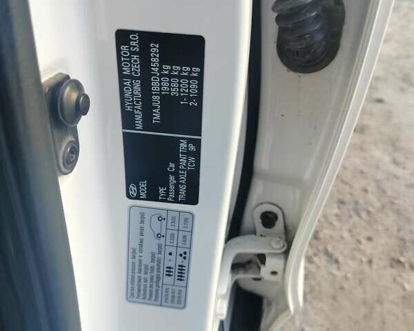 Белый Хендай их35, объемом двигателя 2 л и пробегом 190 тыс. км за 13300 $, фото 2 на Automoto.ua