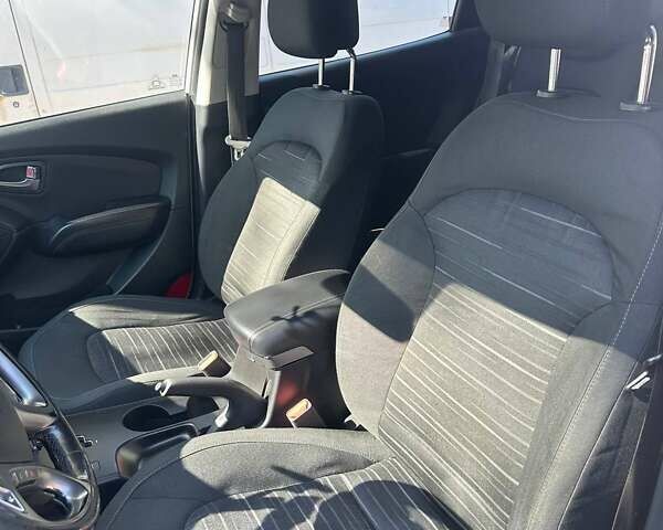 Білий Хендай іх35, об'ємом двигуна 2 л та пробігом 160 тис. км за 12500 $, фото 8 на Automoto.ua