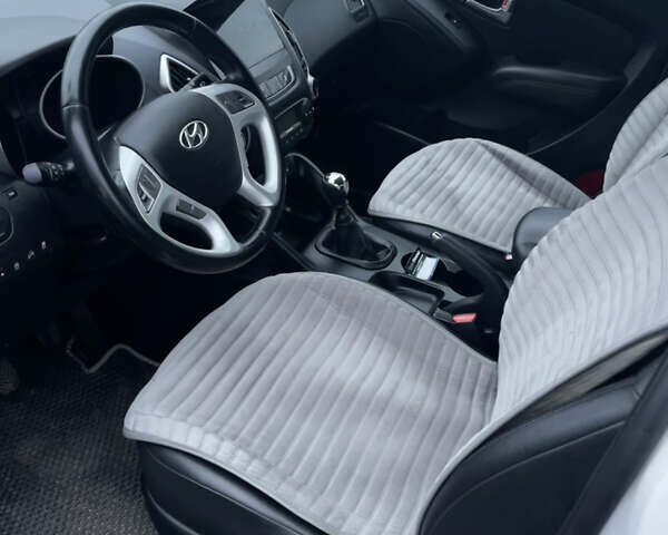 Білий Хендай іх35, об'ємом двигуна 1.69 л та пробігом 220 тис. км за 13300 $, фото 14 на Automoto.ua