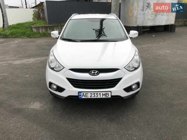 Белый Хендай их35, объемом двигателя 2 л и пробегом 120 тыс. км за 13500 $, фото 1 на Automoto.ua