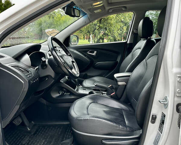 Білий Хендай іх35, об'ємом двигуна 2 л та пробігом 144 тис. км за 16000 $, фото 16 на Automoto.ua