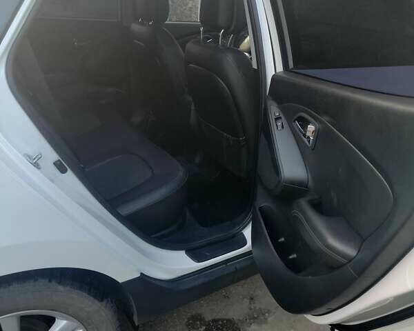 Белый Хендай их35, объемом двигателя 2 л и пробегом 190 тыс. км за 13300 $, фото 10 на Automoto.ua