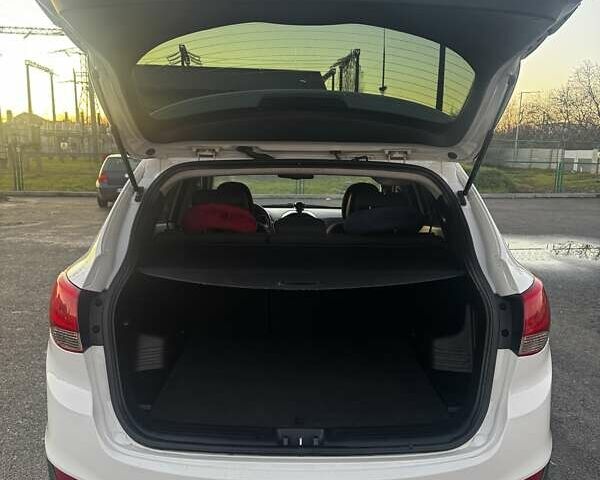 Белый Хендай их35, объемом двигателя 2 л и пробегом 126 тыс. км за 14500 $, фото 11 на Automoto.ua