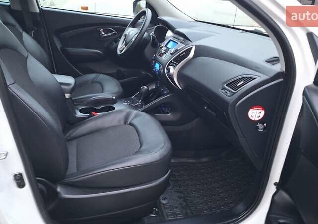 Білий Хендай іх35, об'ємом двигуна 2 л та пробігом 208 тис. км за 13999 $, фото 20 на Automoto.ua