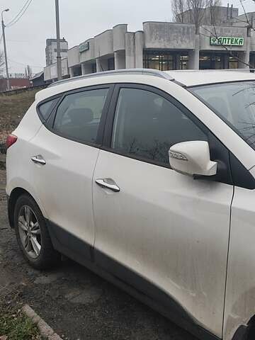Білий Хендай іх35, об'ємом двигуна 2 л та пробігом 138 тис. км за 13500 $, фото 1 на Automoto.ua