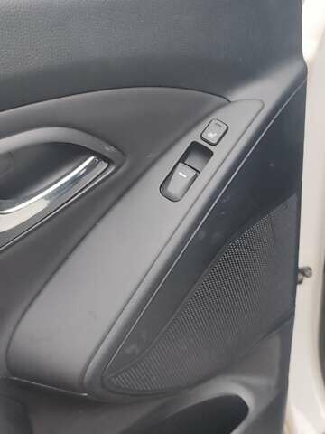 Білий Хендай іх35, об'ємом двигуна 2 л та пробігом 138 тис. км за 13500 $, фото 7 на Automoto.ua