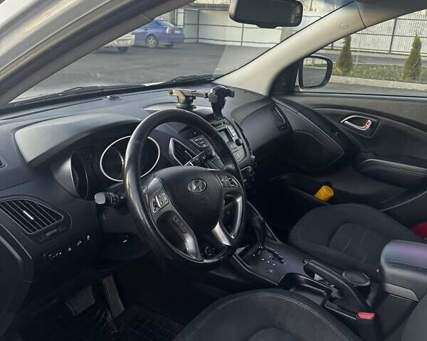 Белый Хендай их35, объемом двигателя 2 л и пробегом 126 тыс. км за 14500 $, фото 8 на Automoto.ua