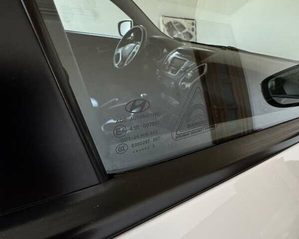 Білий Хендай іх35, об'ємом двигуна 1.7 л та пробігом 205 тис. км за 12500 $, фото 29 на Automoto.ua