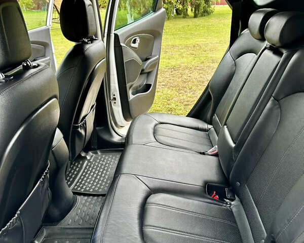 Білий Хендай іх35, об'ємом двигуна 2 л та пробігом 144 тис. км за 16000 $, фото 19 на Automoto.ua