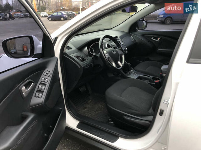 Белый Хендай их35, объемом двигателя 2 л и пробегом 120 тыс. км за 13500 $, фото 9 на Automoto.ua