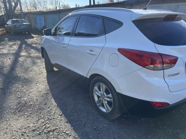 Белый Хендай их35, объемом двигателя 2 л и пробегом 125 тыс. км за 12699 $, фото 3 на Automoto.ua