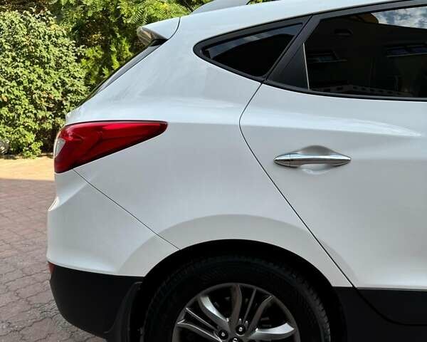 Белый Хендай их35, объемом двигателя 2 л и пробегом 108 тыс. км за 14299 $, фото 4 на Automoto.ua