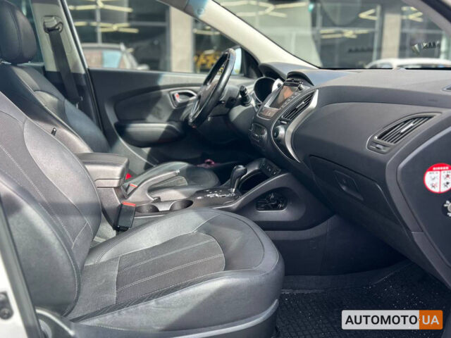 Белый Хендай их35, объемом двигателя 2 л и пробегом 229 тыс. км за 17000 $, фото 12 на Automoto.ua