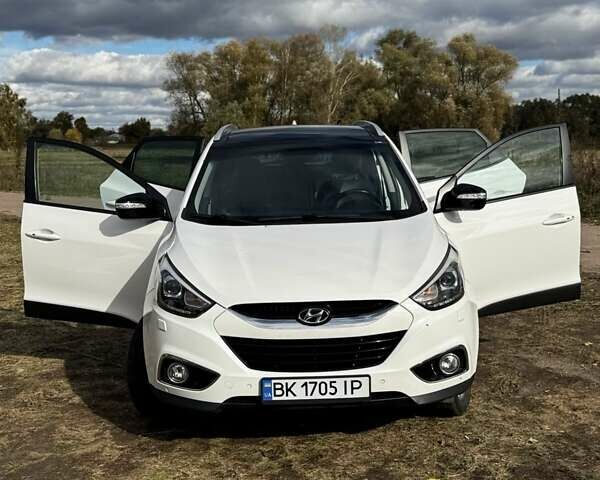 Белый Хендай их35, объемом двигателя 2 л и пробегом 209 тыс. км за 16000 $, фото 12 на Automoto.ua