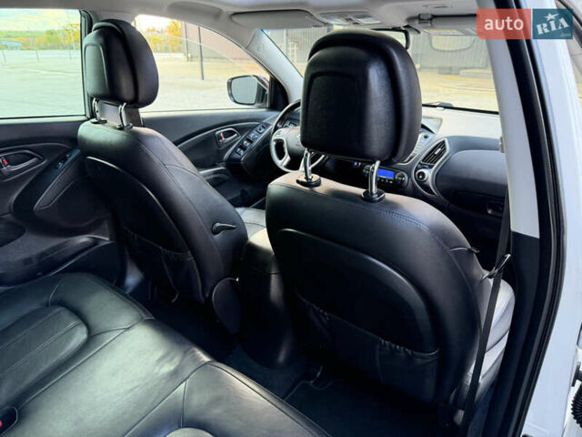 Белый Хендай их35, объемом двигателя 2 л и пробегом 182 тыс. км за 16699 $, фото 41 на Automoto.ua