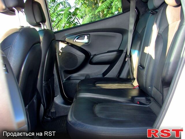 Білий Хендай іх35, об'ємом двигуна 2 л та пробігом 128 тис. км за 16000 $, фото 5 на Automoto.ua