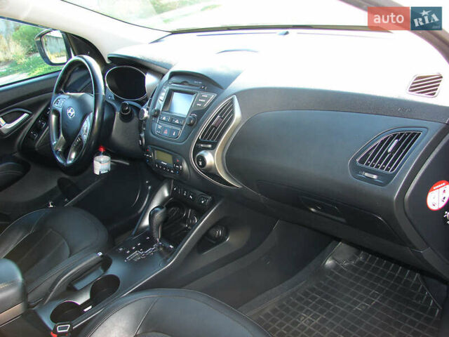 Белый Хендай их35, объемом двигателя 2 л и пробегом 128 тыс. км за 15500 $, фото 21 на Automoto.ua