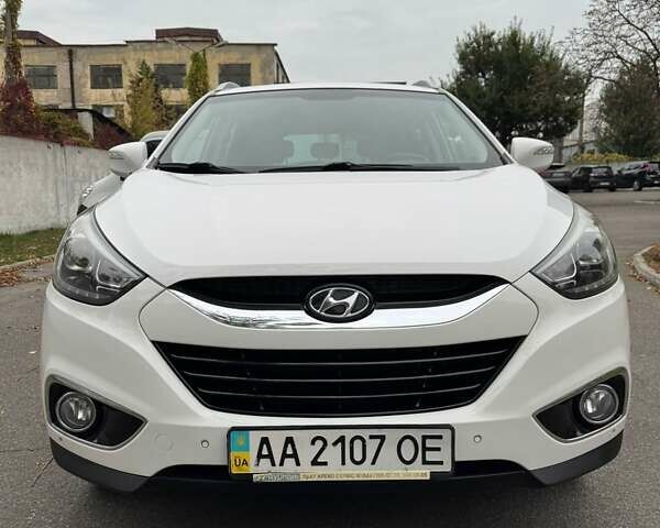 Білий Хендай іх35, об'ємом двигуна 2 л та пробігом 108 тис. км за 15888 $, фото 2 на Automoto.ua