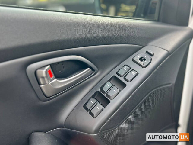 Белый Хендай их35, объемом двигателя 2 л и пробегом 229 тыс. км за 17000 $, фото 6 на Automoto.ua