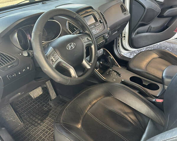 Білий Хендай іх35, об'ємом двигуна 2 л та пробігом 159 тис. км за 16500 $, фото 30 на Automoto.ua
