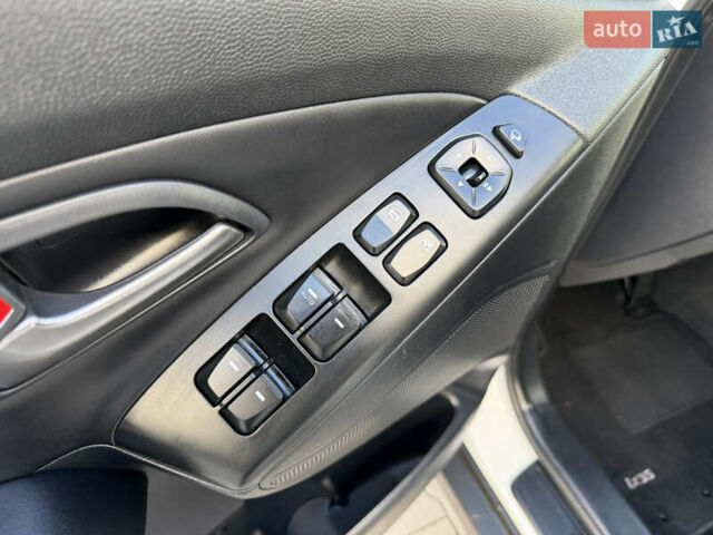 Белый Хендай их35, объемом двигателя 2 л и пробегом 182 тыс. км за 16699 $, фото 17 на Automoto.ua