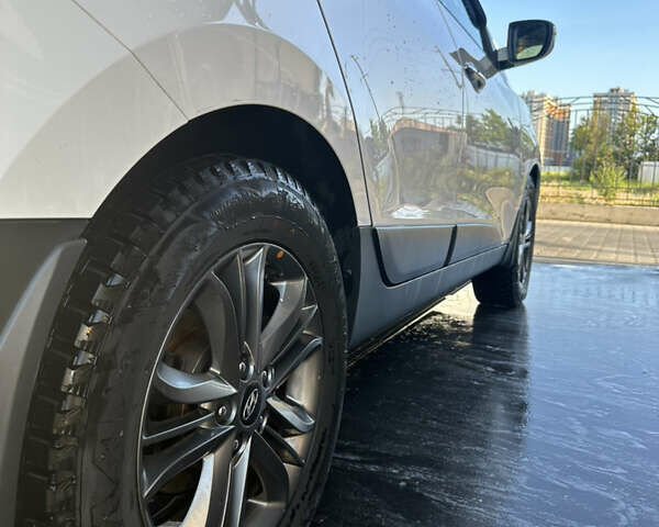 Білий Хендай іх35, об'ємом двигуна 2 л та пробігом 159 тис. км за 16500 $, фото 26 на Automoto.ua