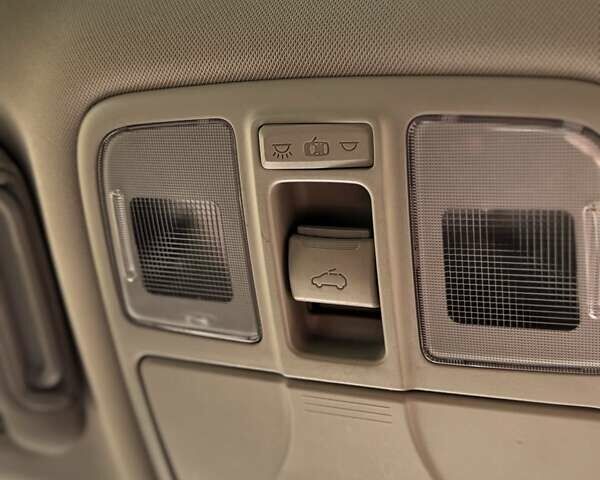 Белый Хендай их35, объемом двигателя 2 л и пробегом 209 тыс. км за 16000 $, фото 3 на Automoto.ua