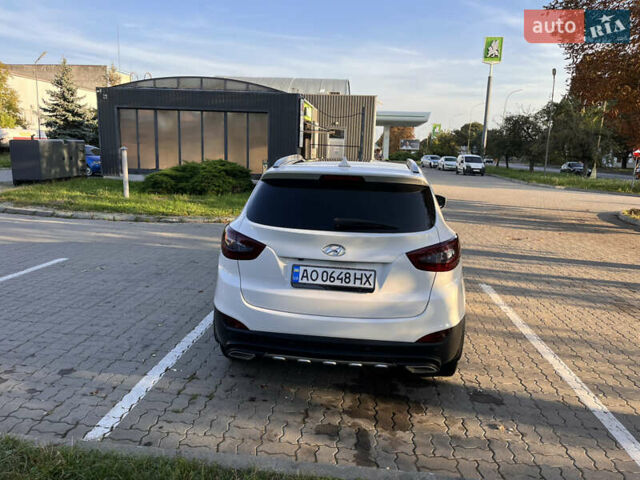 Белый Хендай их35, объемом двигателя 2 л и пробегом 123 тыс. км за 15800 $, фото 4 на Automoto.ua