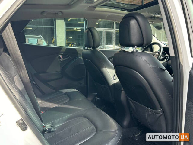 Белый Хендай их35, объемом двигателя 2 л и пробегом 229 тыс. км за 17000 $, фото 13 на Automoto.ua