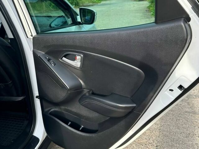 Белый Хендай их35, объемом двигателя 2 л и пробегом 159 тыс. км за 16000 $, фото 4 на Automoto.ua