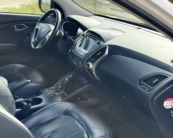 Белый Хендай их35, объемом двигателя 2 л и пробегом 209 тыс. км за 16000 $, фото 11 на Automoto.ua