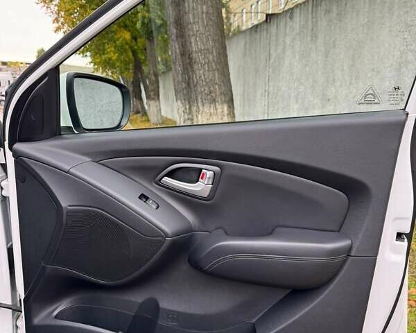 Білий Хендай іх35, об'ємом двигуна 2 л та пробігом 108 тис. км за 15888 $, фото 33 на Automoto.ua
