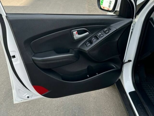 Белый Хендай их35, объемом двигателя 2 л и пробегом 159 тыс. км за 16000 $, фото 7 на Automoto.ua