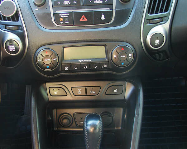 Белый Хендай их35, объемом двигателя 2 л и пробегом 128 тыс. км за 15500 $, фото 22 на Automoto.ua