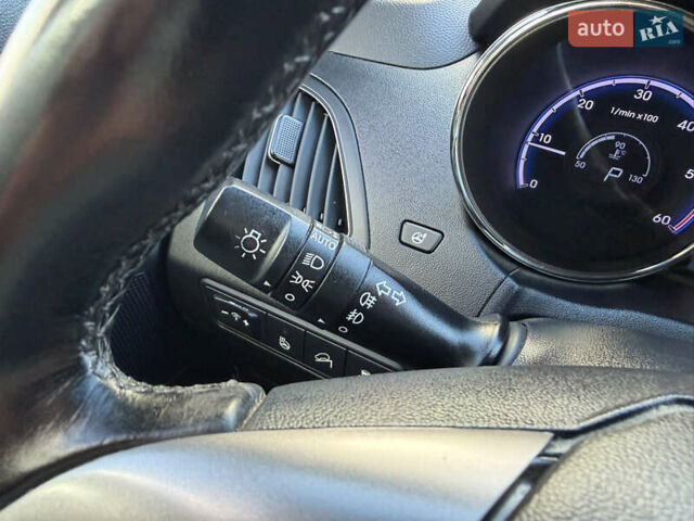 Белый Хендай их35, объемом двигателя 2 л и пробегом 182 тыс. км за 16699 $, фото 24 на Automoto.ua