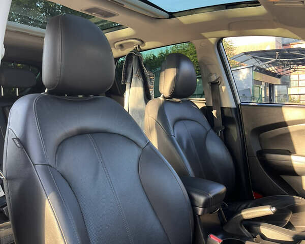 Белый Хендай их35, объемом двигателя 2 л и пробегом 123 тыс. км за 15800 $, фото 7 на Automoto.ua