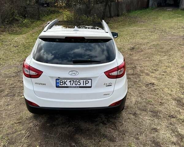 Белый Хендай их35, объемом двигателя 2 л и пробегом 209 тыс. км за 16000 $, фото 4 на Automoto.ua